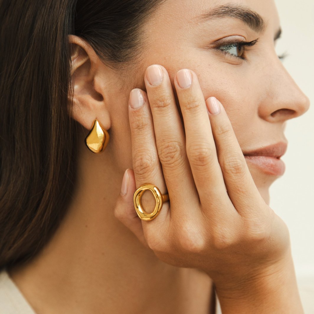 L&A | Selina Curved Hoop Earrings